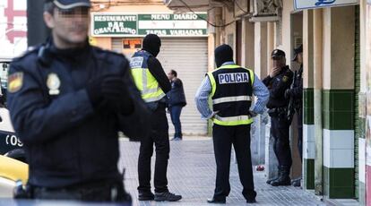 Police officers during the detention of the suspect in Palma de Mallorca.