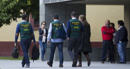 Agentes de la Guardia Civil, tras un registro del 'caso Madeja' hace un año.