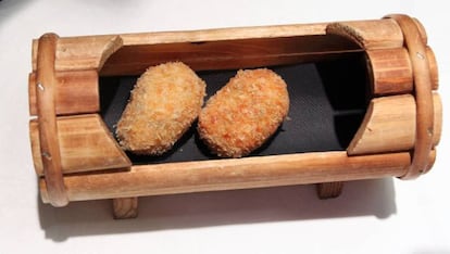 El galardón del año pasado, un jamón Vintage de Joselito, fue a parar al restaurante Tobiko, de Toledo. El cocinero Javier Ugidos prepara una croqueta de un vistoso dorado, limpia de aceite, con rebozado de panko (pan rallado de estilo japonés), una bechamel cremosa, una buena integración de los ingredientes y un buen corte y sabor en el picadillo de jamón. "El secreto no es otro que integrar bien todos los componentes, porque hacer una croqueta es un trabajo laborioso, que requiere de pasión y de sacrificio", reveló el cocinero.