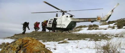 Guardias civiles del Servicio de Rescate durante la b&uacute;squeda, en enero de 2009, de un monta&ntilde;ista desaparecido en Sierra Nevada (Granada).