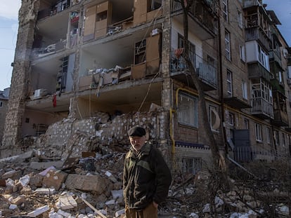 Kyiv (Ukraine), 18/03/2022.- A man walks past a damaged residential building in the aftermath of a shelling in the Podilskyi district of Kyiv (Kiev), Ukraine, 18 March 2022. At least one person was reportedly killed and 19 others were injured. (Rusia, Ucrania) EFE/EPA/ROMAN PILIPEY
