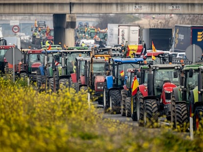 Caravana de tractores en la autovía A-42 en Toledo, este martes.