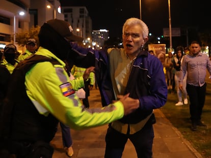 El jefe de Cancillería de la Misión en Ecuador, Roberto Canseco Martínez, forcejea con policías ecuatorianos que asaltaron la embajada de México en Quito.