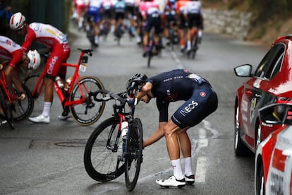 El ciclista ruso Pavel Sivakov, del equipo Ineos Grenadiers, ajusta la cadena tras una caída.