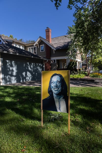 Retrato de Kamala Harris en una zona residencial de Minneapolis (Minnesota).