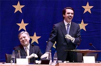 José María Aznar, junto al presidente del Parlamento europeo, Par Cox, en la inauguración de la Convención en Bruselas.