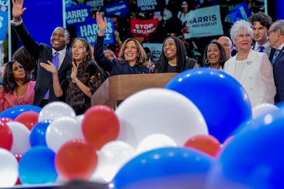 Kamala Harris, con miembros de su familia, al final dela convención demócrata.