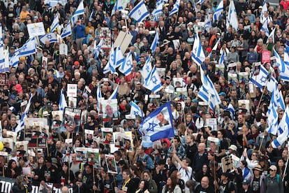 Manifestantes durante el cuarto día de marcha por los rehenes israelíes retenidos por Hamás en Gaza, a la entrada de Jerusalén, el sábado 2 de marzo.