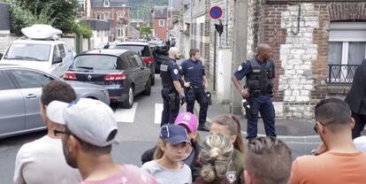 Varios polic&iacute;as hacen guardia cerca de donde se ha producido el secuestro de una iglesia en Saint Etienne du Rouvray, cerca de Ru&aacute;n, Francia.