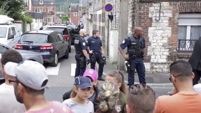 Varios polic&iacute;as hacen guardia cerca de donde se ha producido el secuestro de una iglesia en Saint Etienne du Rouvray, cerca de Ru&aacute;n, Francia.