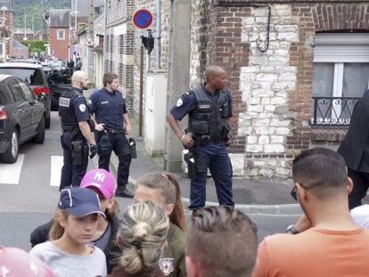 Varios polic&iacute;as hacen guardia cerca de donde se ha producido el secuestro de una iglesia en Saint Etienne du Rouvray, cerca de Ru&aacute;n, Francia.