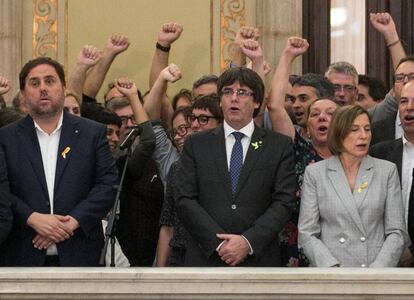 Celebración en el Parlament tras la proclamación de la independencia; en el centro Carles Puigdemont.