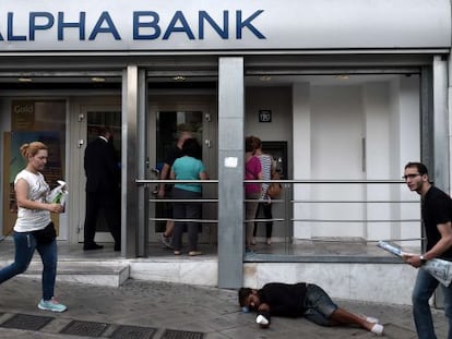 Exterior de Alpha Bank en Atenas (Grecia).