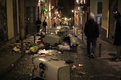 Vista de la calle Mesón de Paredes tras los incidentes.