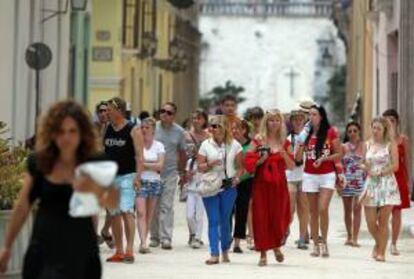 Un grupo de turistas camina por una calle de La Habana vieja hoy, jueves 9 de mayo de 2013, mientras se celebra en el balneario de Varadero la 33 edición de la Feria Internacional de Turismo (FITCuba 2013).