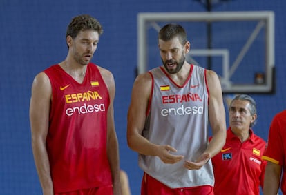 Los hemanos Pau y Marc Gasol, observados por Sergio Scariolo, en un entrenamiento de la selección española de baloncesto.