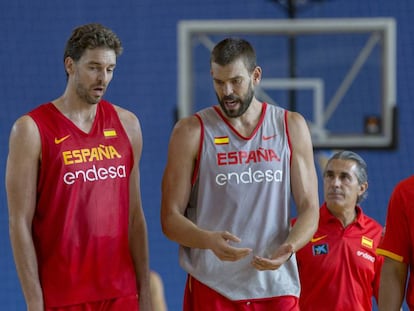 Los hemanos Pau y Marc Gasol, observados por Sergio Scariolo, en un entrenamiento de la selección española de baloncesto.