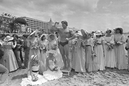 En mayo de 1977, Arnold Schwarzenegger mostró su cuerpo en una playa de Cannes antes de la presentación de su película 'Pumping Iron' en el festival de la ciudad.