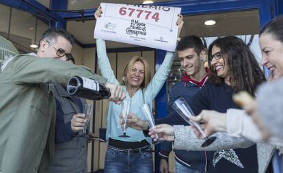 Alegría tras vender el cuarto premio en la administración 74 del Camino Nuevo de Picaña en Valencia.