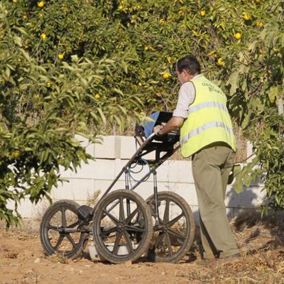 La policía busca a Ruth y José con un georradar en la finca de sus abuelos paternos.