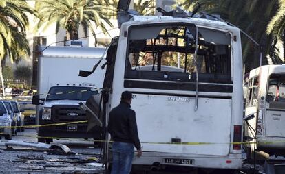 Un agente junto al autobús que sufrió el atentado, este miércoles en Túnez.