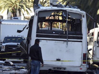 Un agente junto al autobús de la guardia presidencial de Túnez que sufrió un atentado el pasado noviembre.