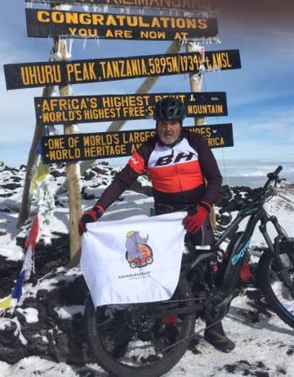 Juanito Oiarzabal, en la cumbre del Kilimanjaro.