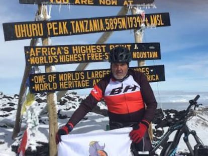 Juanito Oiarzabal, en la cumbre del Kilimanjaro.