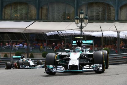 Rosberg lidera a corrida à frente de Hamilton.