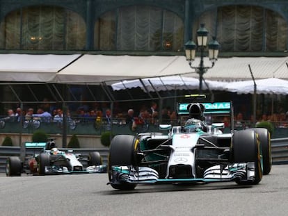 Rosberg lidera a corrida à frente de Hamilton.