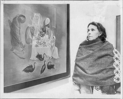 Leonora Carrington con “Lepidoptera”, pintada en 1969, en una imagen de 1975.