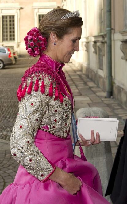 La falda del vestido es un claro homenaje a la capota de un torero al igual que la chaqueta torera. 