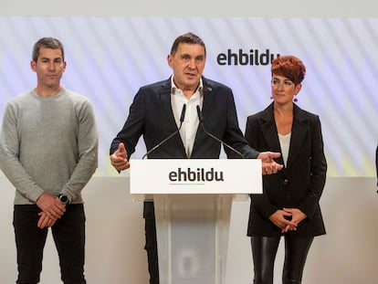 El coordinador general de EH Bildu, Arnaldo Otegi, en una intervención tras el comunicado de los siete condenados por asesinatos de ETA que iban en las listas de EH Bildu que han renunciado a ser concejales en el caso de ser elegidos.