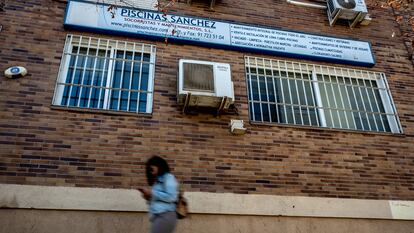 Local de la empresa Piscinas Sánchez, en el número 10 de la calle Estafanita de Madrid.