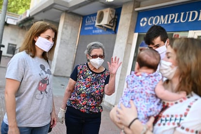 Cuatro generaciones de una misma familia se reencuentran durante el primer día de la fase 1 en Alcalá de Henares en Madrid.