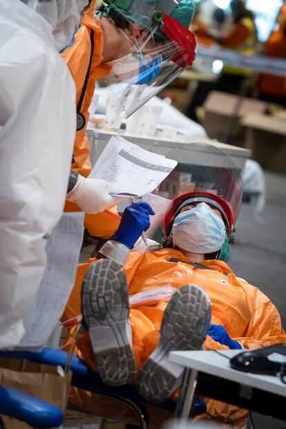 Los profesionales sanitarios que han trabajado en el pabellón 5 de Ifema solo podían hacer turnos de cuatro horas. El mono de protección favorece la sudoración y es fácil deshidratarse.