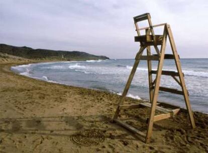 La playa de Calblanque es el punto de partida para el paseo por el parque regional murciano.