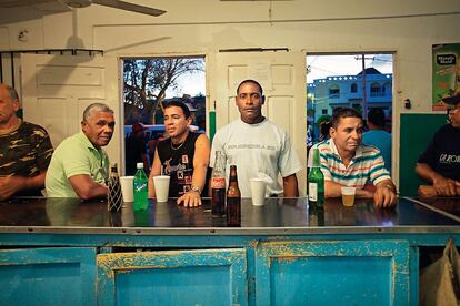 Residentes en Beyahide, en un taberna de la localidad.