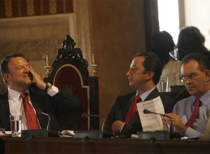 De izquierda a derecha, Monteseirín, Gómez de Celis y Carrillo, ayer, en el pleno del Ayuntamiento de Sevilla.