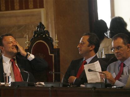 De izquierda a derecha, Monteseirín, Gómez de Celis y Carrillo, ayer, en el pleno del Ayuntamiento de Sevilla.