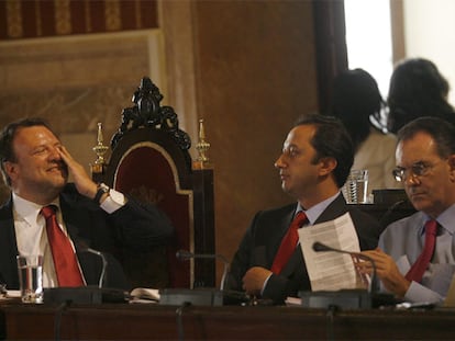 De izquierda a derecha, Monteseirín, Gómez de Celis y Carrillo, ayer, en el pleno del Ayuntamiento de Sevilla.