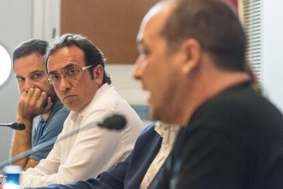 De izquierda a derecha, Francesc Vendrell (ICV), Josep Rull (CDC) y David Fernández (CUP) en la Universitat Catalana d’Estiu, en Prada de Conflent.
