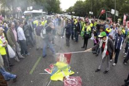 Los trabajadores de limpieza viaria y jardinería de Madrid hacen una hoguera durante la concentración frente al Ayuntamiento en protesta contra el ERE que plantean tres de las empresas concesionarias del servicio, que afectaría a unos 1.144 trabajadores, motivo por el cual se ha anunciado también una huelga indefinida desde el 5 de noviembre.