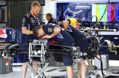 Los mec&aacute;nicos de Red Bull, con el monoplaza de Vettel en Hockenheim.