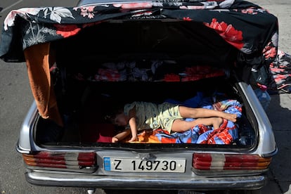 Un niño duerme en el maletero de un coche en Beirut (Líbano) este martes.