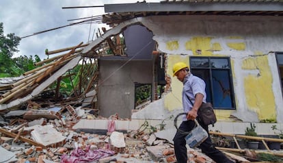 Un hombre camina entre los escombros de una casa tras un terremoto de 5,5 grados de magnitud registrado en marzo en la isla de Lombok, Indonesia.