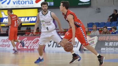 Markovic y Heurtel en un ajugada del partido que ha enfrentado en Vitoria a Laboral Kutxa y Unicaja. 