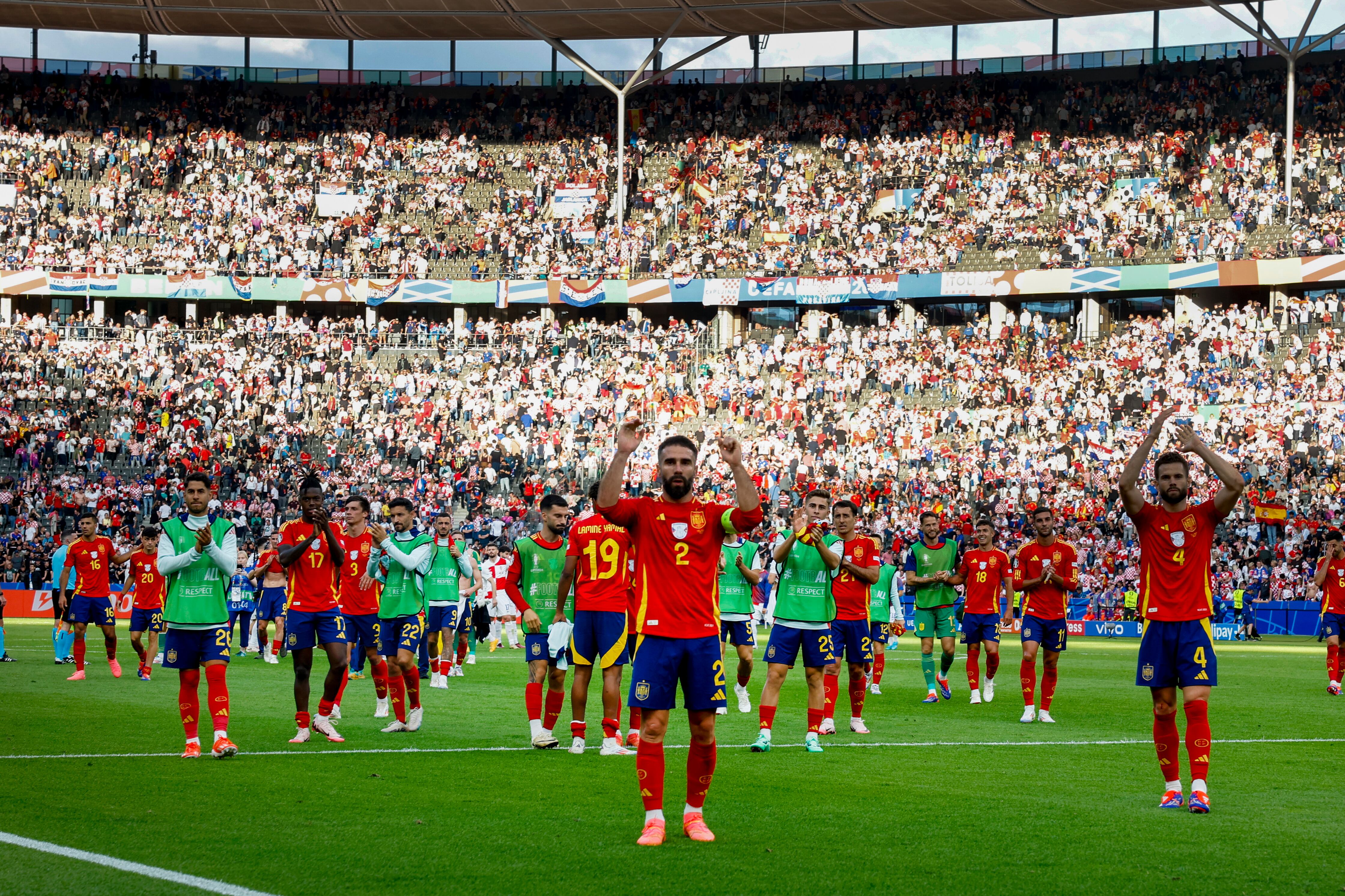 Los jugadores de España agradecen el apoyo a la afición tras el partido del grupo B, en el Estadio Olímpico de Berlín.