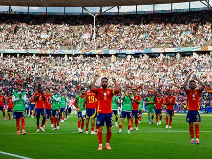 BERLÍN (ALEMANIA), 15/06/2024.- Los defensas de la selección española Dani Carvajal (c) y Nacho Fernández agradecen el apoyo a la afición tras el partido del grupo B de la Eurocopa 2024 entre España y Croacia, este sábado en el Estadio Olímpico de Berlín, Alemania. EFE/J.J. Guillén
