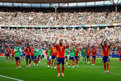 Los jugadores de España agradecen el apoyo a la afición tras el partido del grupo B, en el Estadio Olímpico de Berlín.